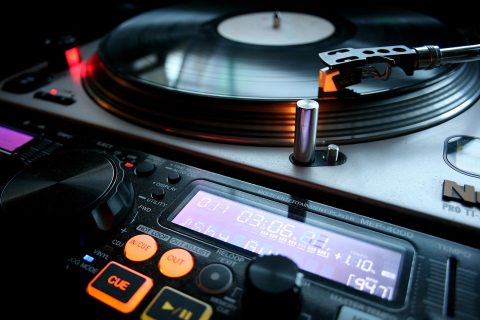 dj音乐网平台能力数据可视化图表，薄荷青进度条展示曲库覆盖率与用户满意度等核心指标