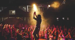 dj音乐网收录的House风格DJ在演出现场操控设备，专注调音的侧面特写