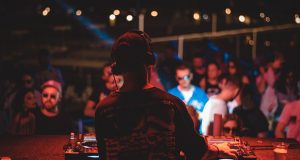 dj音乐网收录的Trance风格DJ在大型电音节舞台演出，背后是震撼LED光墙