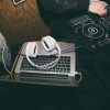 dj音乐网电音频道主编头像，戴耳机的年轻音乐编辑
