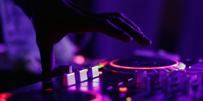 dj音乐网车载重低音DJ歌单封面，夜晚高速公路车灯拖出光轨的动感画面
