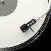dj音乐网车载DJ专区编辑头像，坐在汽车驾驶座旁调试音响设备的年轻人