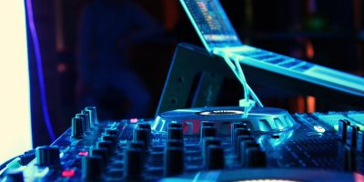 dj音乐网Trance音乐歌单封面，银色冷调光线穿透云层的深邃感画面